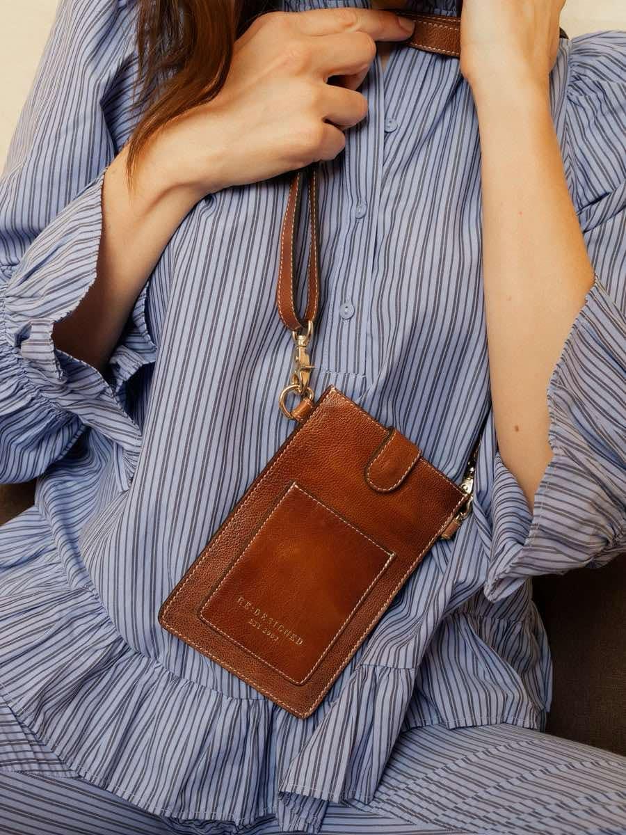 RE:DESIGNED mobilveske - Freja sort og walnut