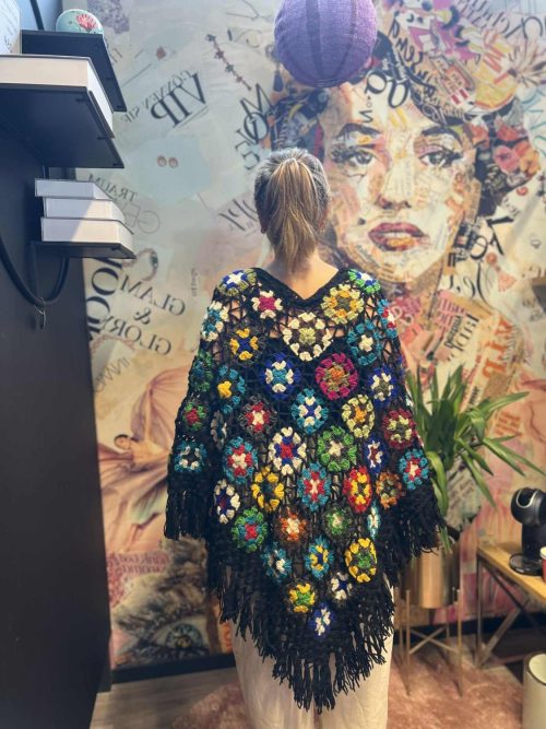 Heklet poncho - sort multi - Bilde 2