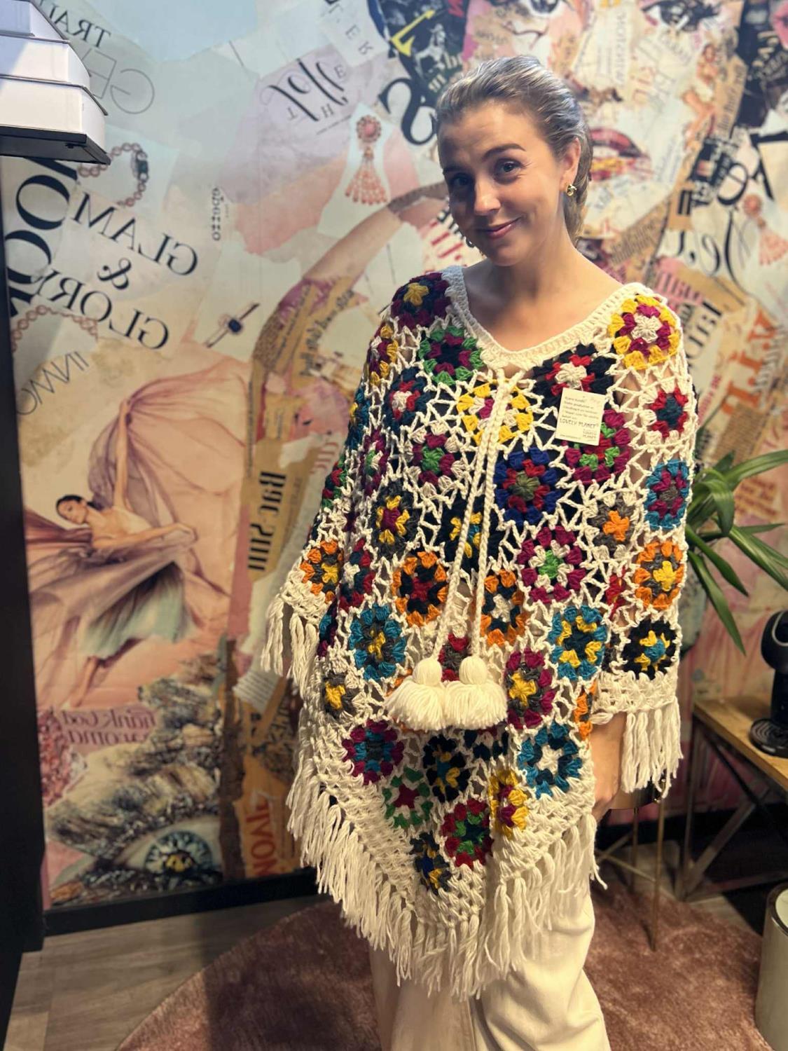 Heklet poncho - Hvit multi