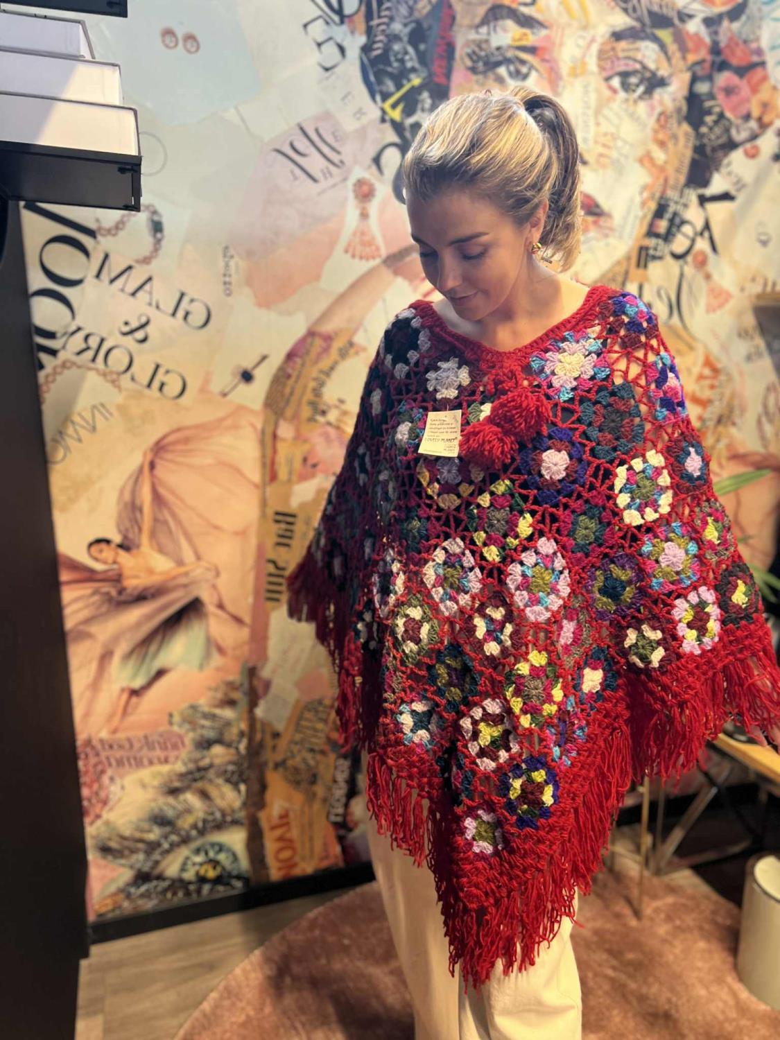 Heklet poncho - rød multi