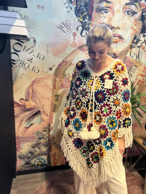 Heklet poncho - Hvit multi - Bilde 4