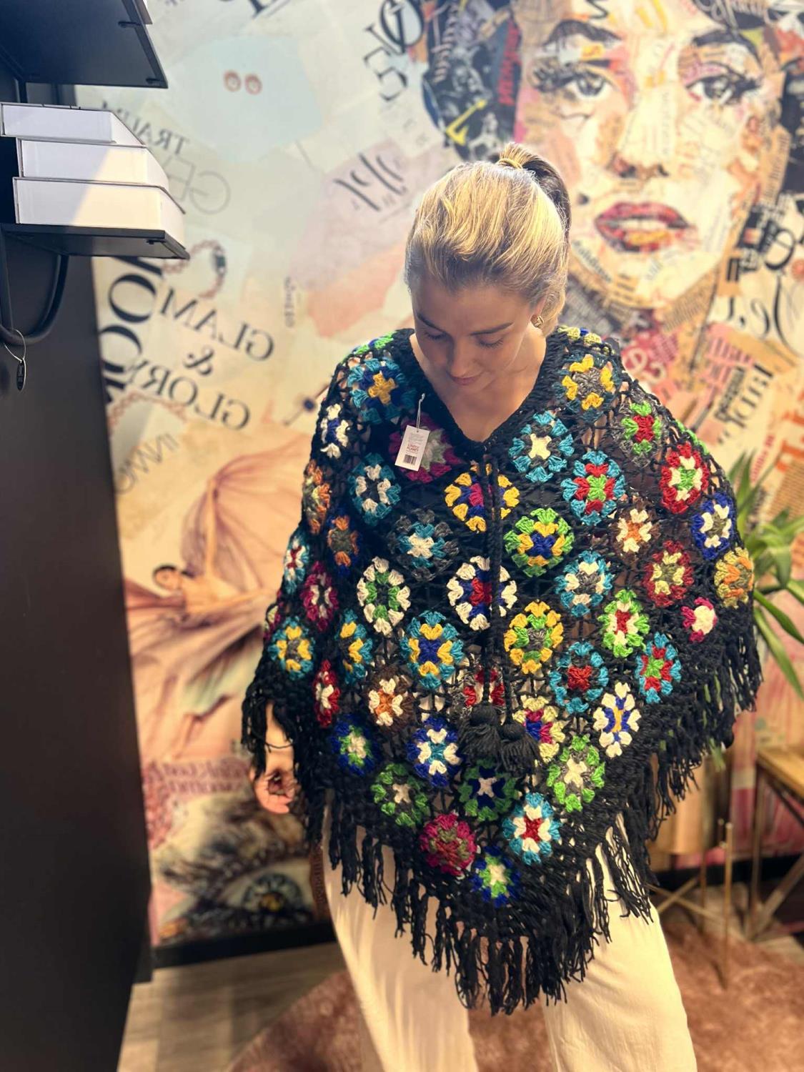 Heklet poncho - sort multi
