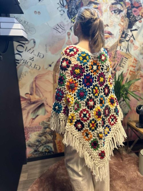 Heklet poncho - Hvit multi - Bilde 2