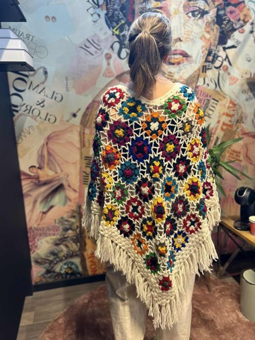 Heklet poncho - Hvit multi - Bilde 3