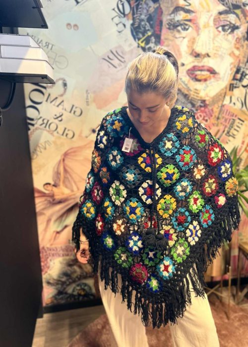 Heklet poncho - sort multi