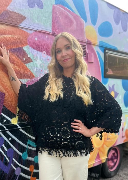 Heklet topp med frynser - sort