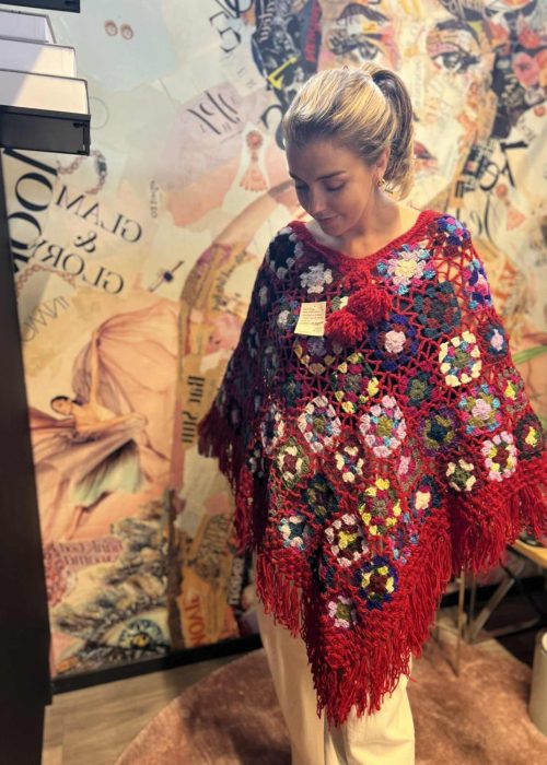 Heklet poncho - rød multi