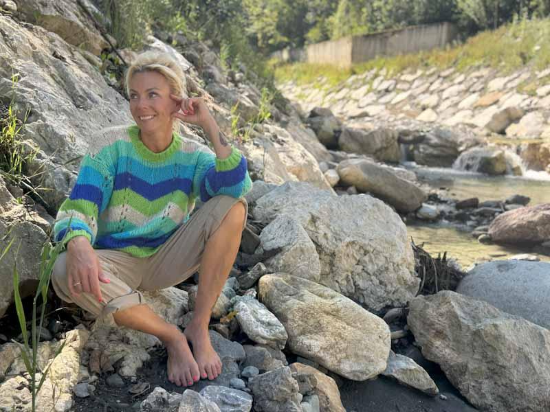 Lind - Lene Beier strikket genser - Vind i håret