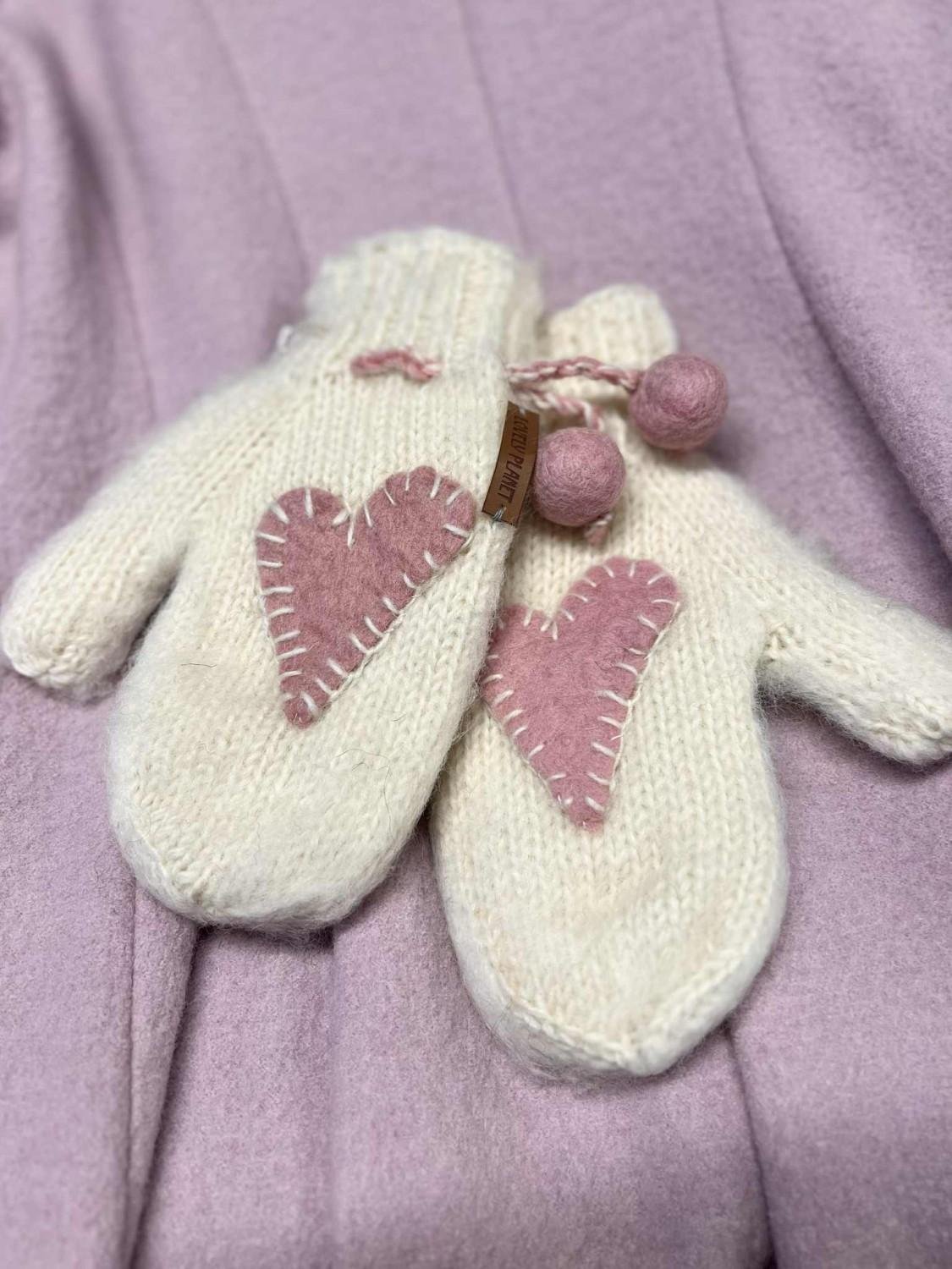 Lovely Planet ullvotter med hjerte - creme med rosa